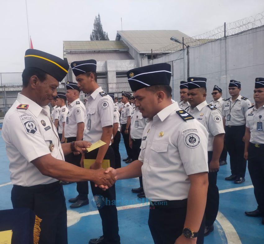 Kalapas Serahkan SK Kenaikan Pangkat Kepada 24 Pegawai Lapas Narkotika Pematangsiantar