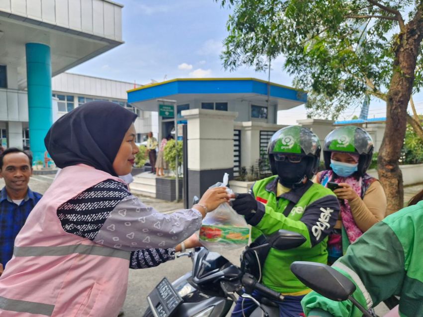 PLN UIP SBU dan Srikandi PLN Berbagi Takjil untuk Pengemudi Ojol di Medan