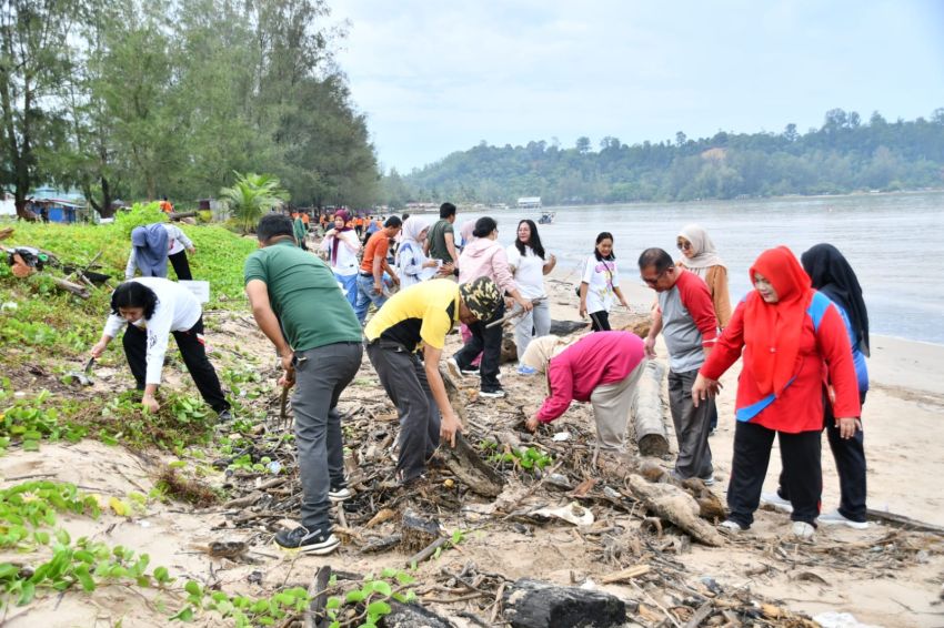 Gerakan Indonesia Asri, Pemkab Tapteng Lakukan Bersih Pantai Pandan