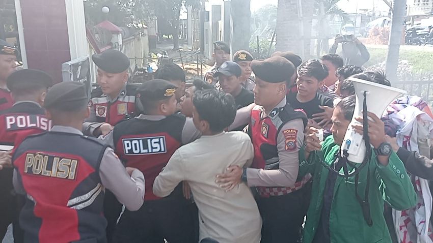 AMPM SU Demo Polda Sumut Diwarnai Bakar Ban dan Blokir Jalan