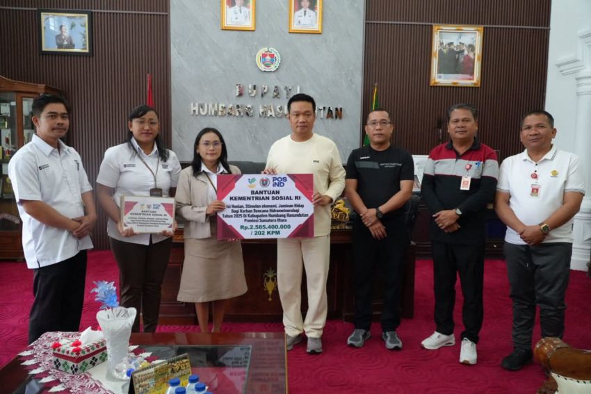 Bupati Humbahas Serahkan Bantuan Kepada Warga Korban Bencana