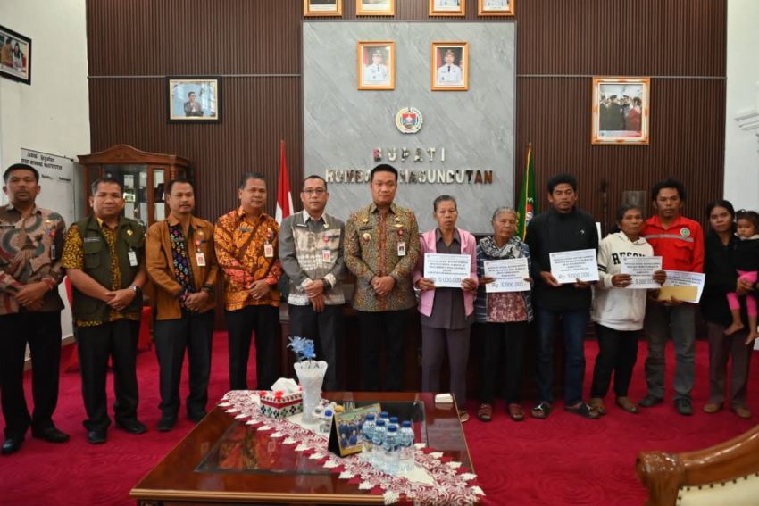 Bupati Humbahas Serahkan Bantuan kepada Korban Bencana