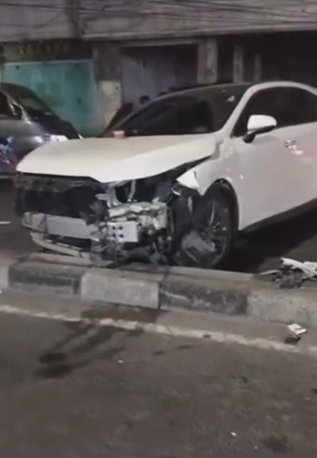 Pengemudi Mobil Lexus Tabrak Pasutri Hinggal Luka-luka