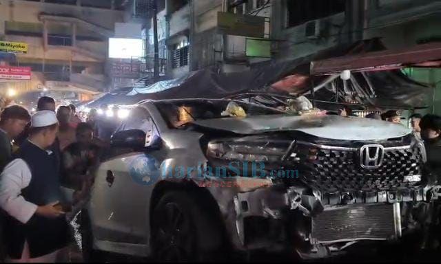 Mobil Brio Seruduk Pasar Kaget di Binjai, Empat Lapak Hancur dan Lima Orang Terluka