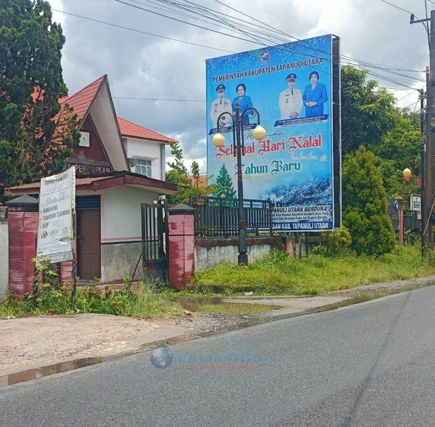 Jelang Paskah Raya Taput, Baliho &ldquo;Selamat Natal 2025&rdquo; di Dinas Pendidikan Masih Terpampang