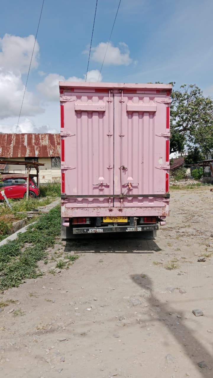 Salip Kurang Hati-hati, Truk Isuzu Box Tabrak Pemotor Hingga Tewas