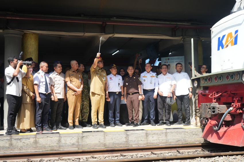 Bobby Nasution Lepas Pemudik Program Mudik Gratis dengan Kereta Api di Stasiun Medan