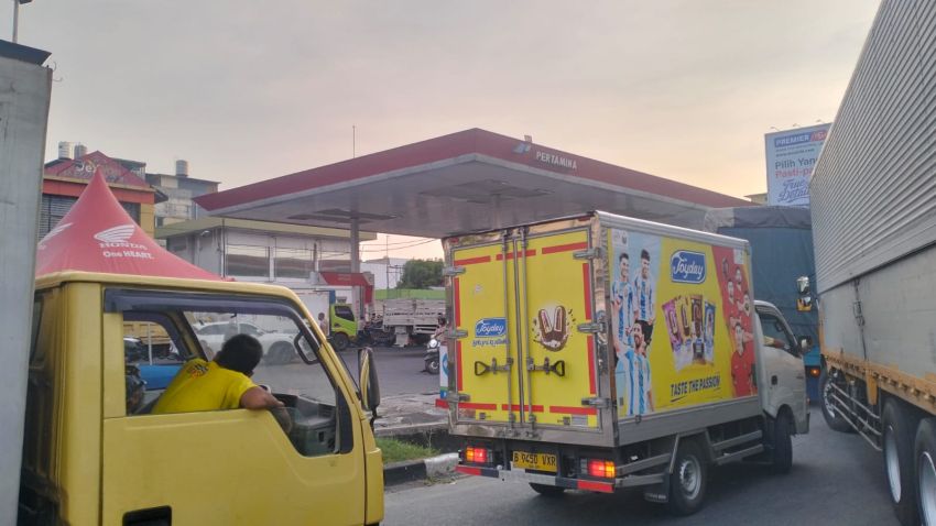 Antrean Panjang BBM di SPBU Krakatau Medan Picu Kemacetan