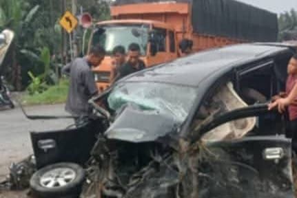 Pecah Ban, Truk Angkut Sawit Tabrak Mobil di Jalinsum Sukajadi Labura