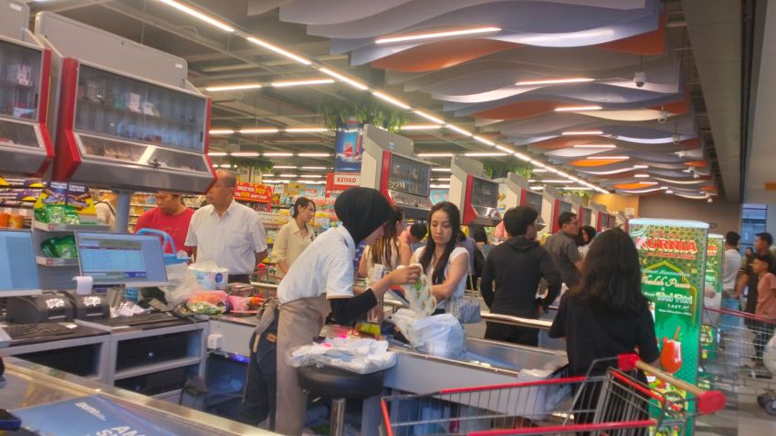 Hari Keempat Lebaran, Pasar Modern di Medan Dipadati Pengunjung