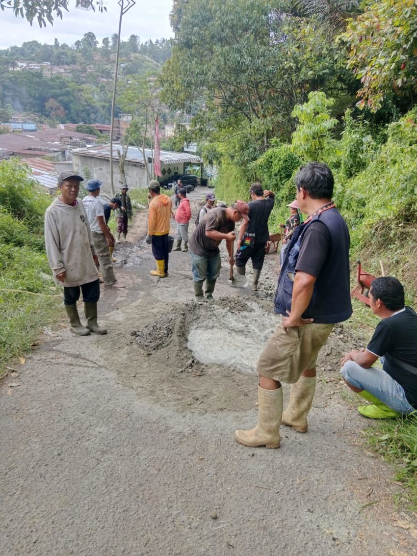 Warga Bangun Dolok Perbaiki Jalan Rusak Secara Swadaya