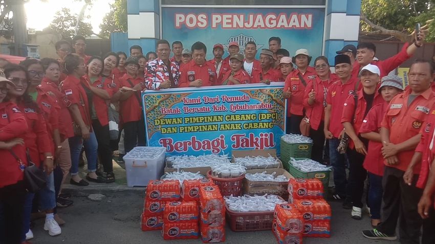 Pemuda Batak Bersatu Labuhanbatu Tebar Kepedulian, 1.000 Paket Takjil Dibagikan di Simpang Enam