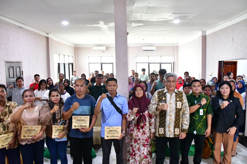 Sekda Tapteng Salurkan Santunan Kemensos Korban Bencana Hiderometerologi