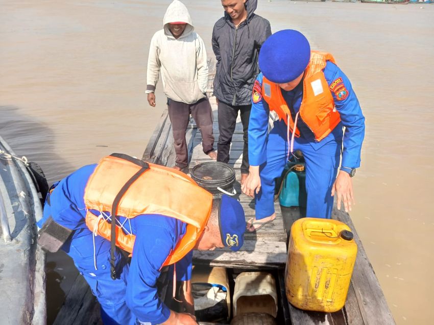 Personil Sat Polairud Tanjungbalai Bantu Perbaiki Mesin Kapal Nelayan