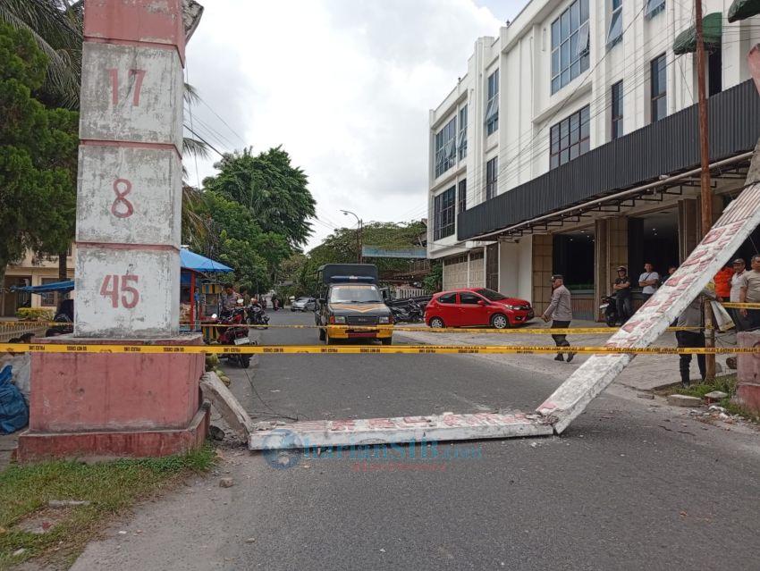 Truk Tabrak Gapura di Siantar, Pengendara Motor Terluka