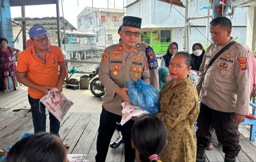 Kapolsek Kualuh Hilir Bagikan 50 Paket Bahan Makanan