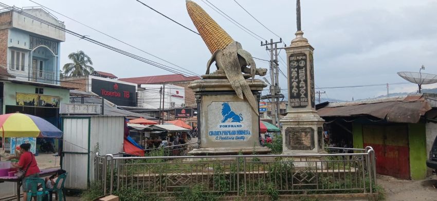 Tugu Jagung Tigabinanga Kumuh dan Dipenuhi Rumput Liar