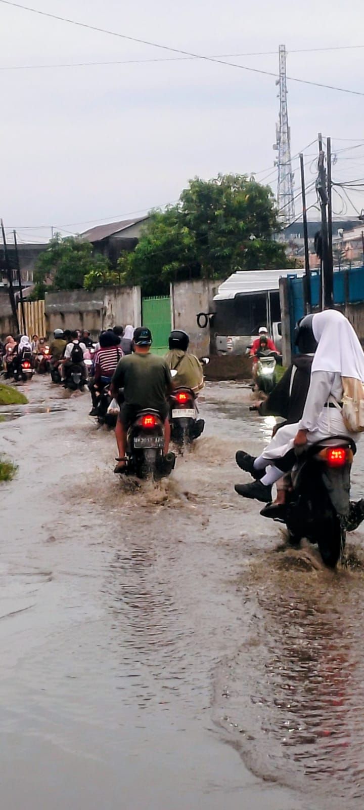 Diguyur Hujan Deras, Jalan Ilyas Medan Labuhan Terendam Banjir