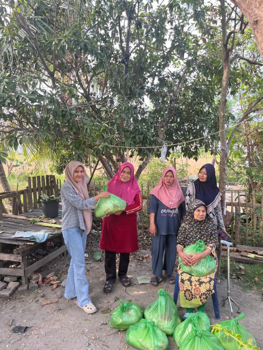 Warga Tanjung Selamat Gembira Dapat Bingkisan Lebaran dari PT Mahana Boston Abadi