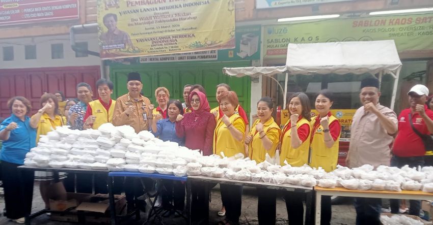 Yayasan Lansia Merdeka Indonesia dan Ny Marinijal Zakiyuddin Harahap Berbagi 800 Takjil di Medan Helvetia