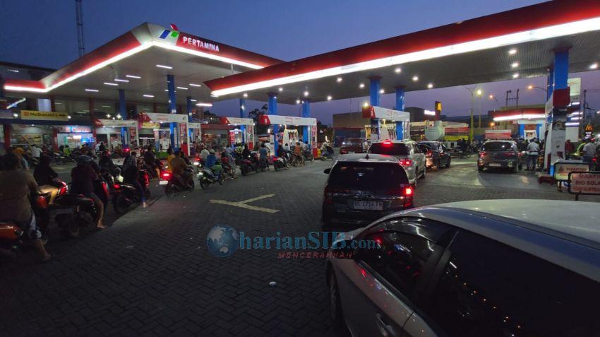 Takut BBM Langka, Warga Binjai Serbu SPBU Sejak Subuh