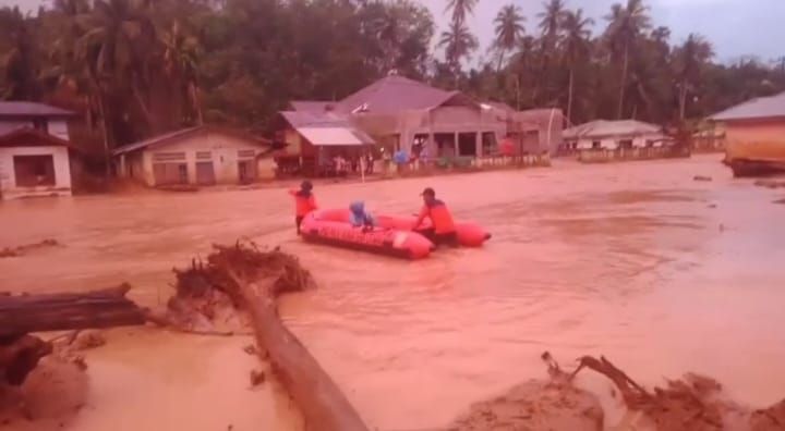 Tanggul Jebol, Warga Tukka Dievakuasi dari Banjir Setinggi Lutut