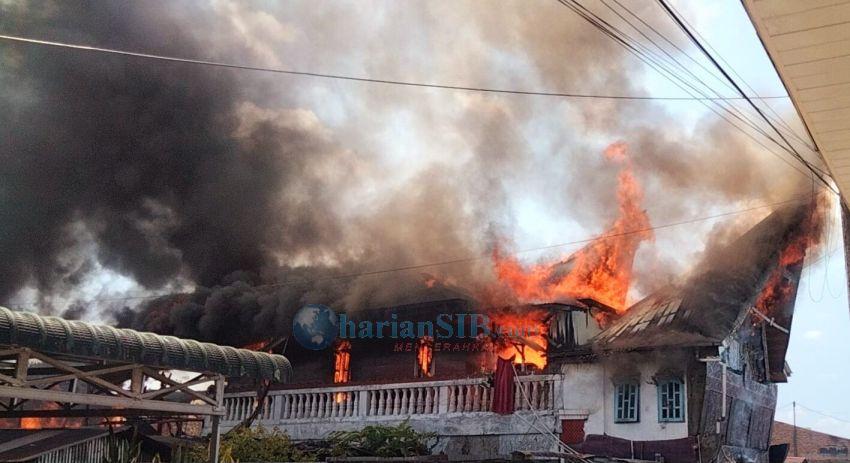 Bangunan Bertingkat Terbakar di Sidikalang