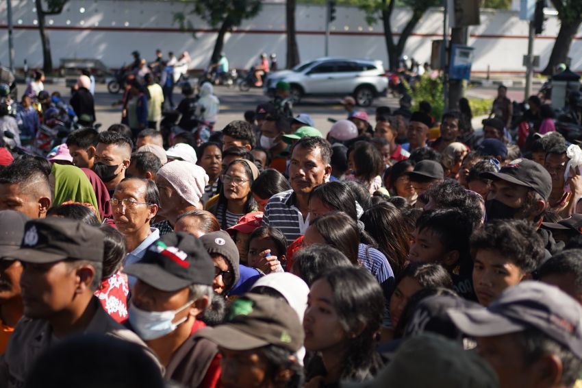 Seribuan Kaum Dhuafa Padati Rumah Dinas Wali Kota Medan