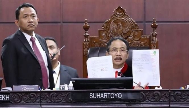 MK Tolak Gugatan Roy Suryo-Tifa-Rismon Sianipar