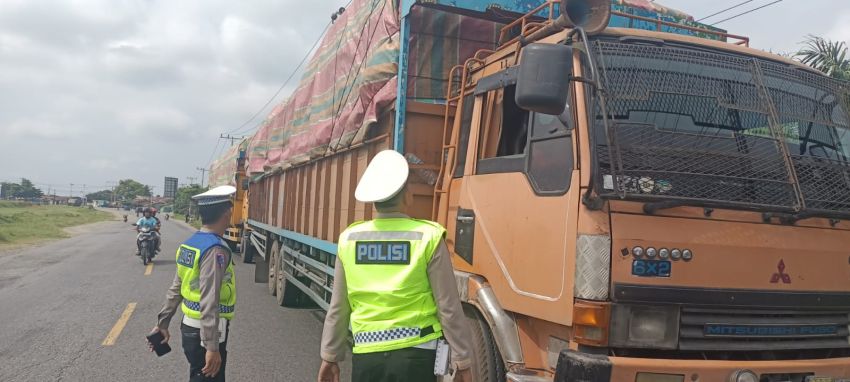 Satlantas Polres Batubara Sosialisasi SKB Pembatasan Operasional Kendaraan Sumbu Tiga