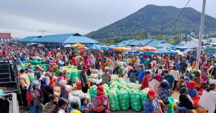 Jelang Lebaran, Pajak Harangan Siduadua Saribudolok Ramai Dikunjungi