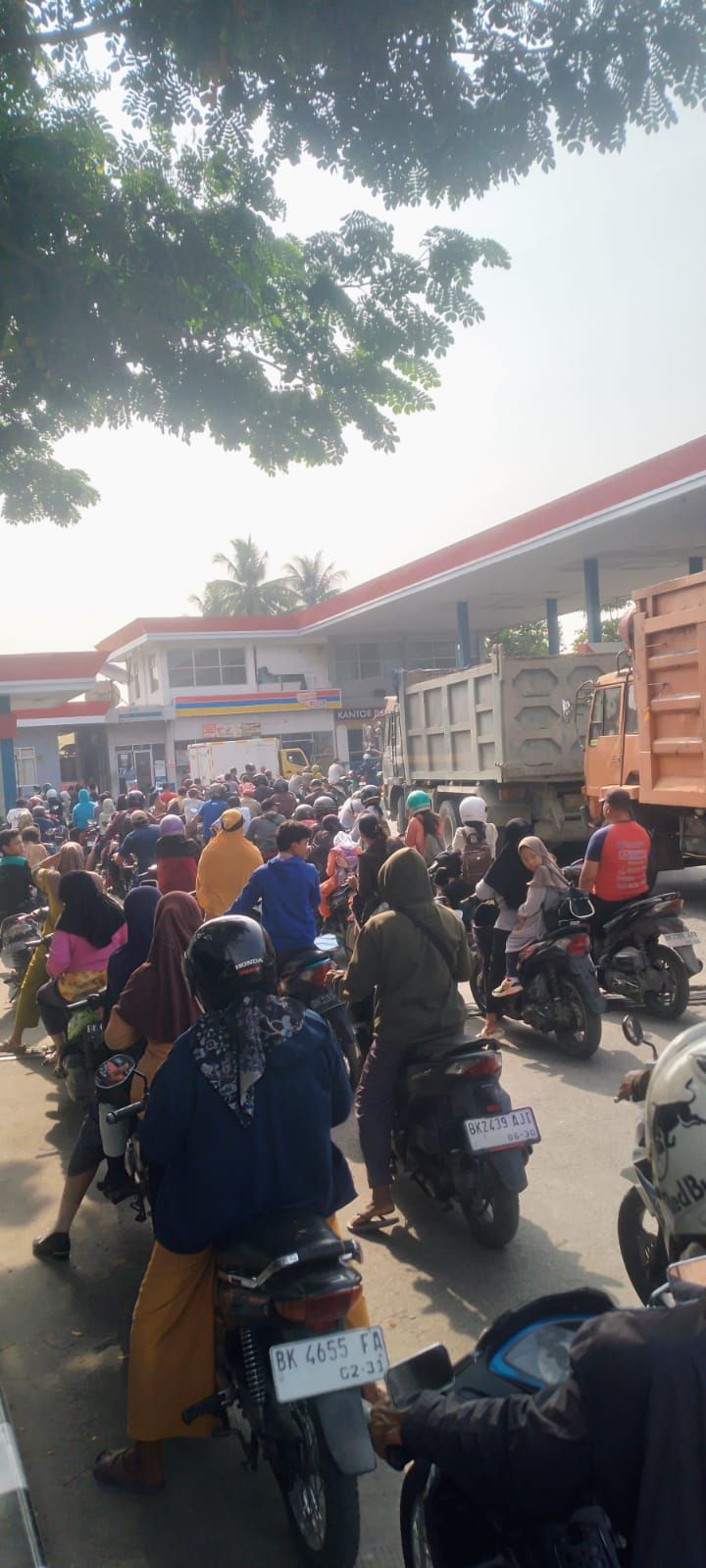Antrean Semakin Panjang dan Padat di Sejumlah SPBU Kawasan Medan Utara