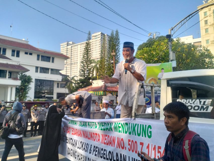 Aliansi Umat Muslim Kota Medan Aksi Damai di Depan Balai Kota Dukung SE Wali Kota Medan