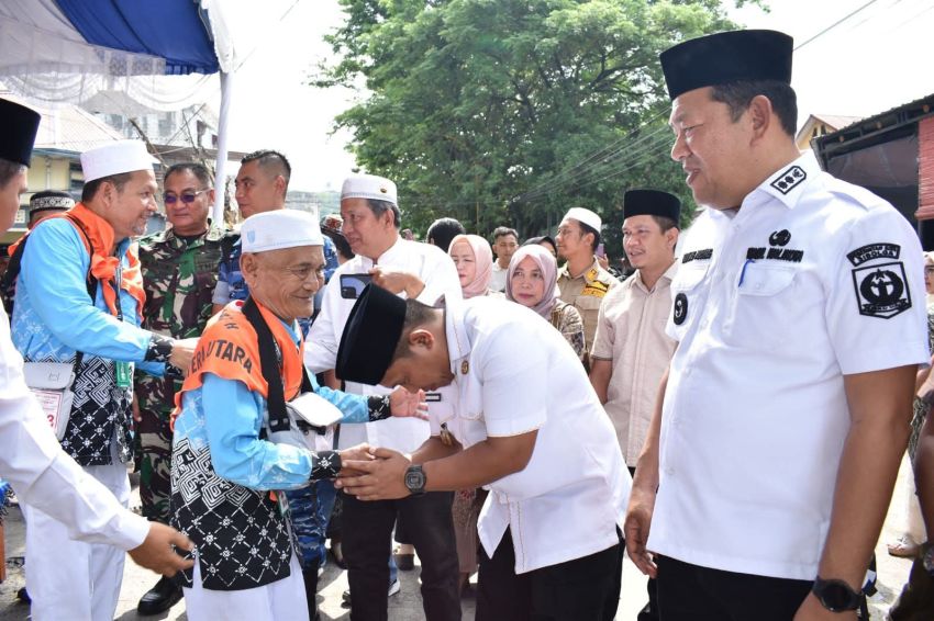 Wali Kota Sibolga Lepas Keberangkatan 30 Calon Jamaah Haji