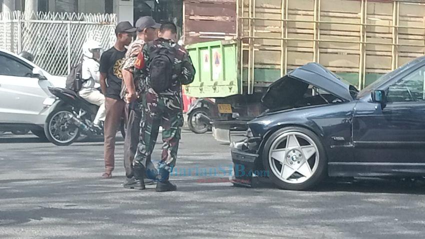 Mobil Sedan Ringsek Tabrak Bus Listrik di Asrama Haji Medan