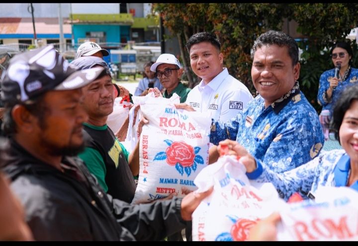 HIPMI Toba Salurkan Sembako untuk 50 Abang Betor di Balige