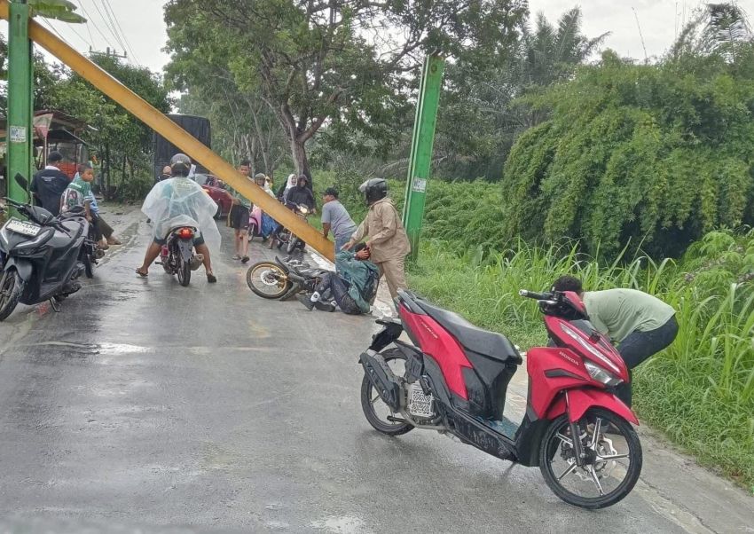 Dua Pelajar Tertimpa Portal Besi Ambruk di Perbaungan