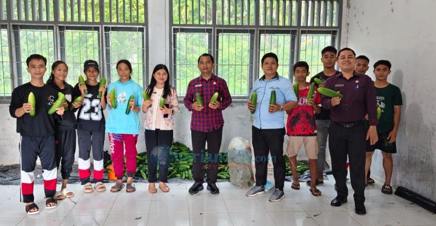 Siswa SMK Idanogawo di Nias Panen Timun