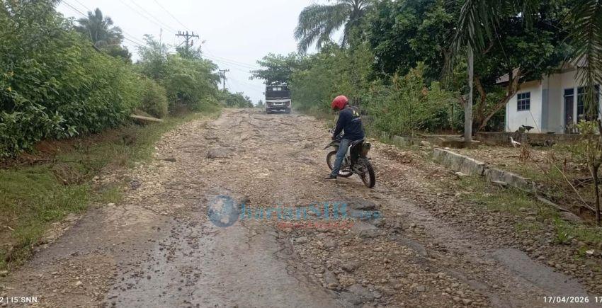 Memprihatinkan, Jalan Pangkalan Sosa di Padang Lawas Rusak Parah Sudah 30 Tahun Terbengkalai