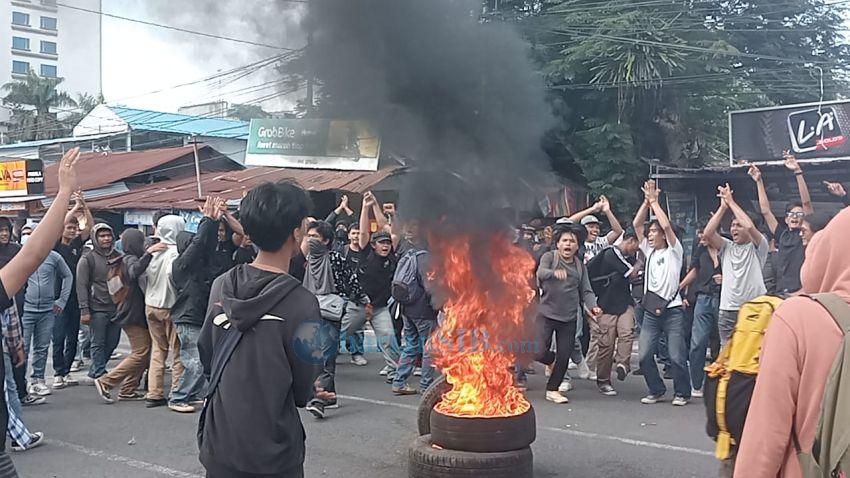 Ratusan Mahasiswa Universitas HKBP Nommensen Gelar Unjuk Rasa