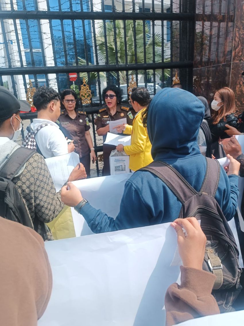 Aliansi Mahasiswa Penerima KIP Kuliah Unjuk Rasa di Kejati Sumut