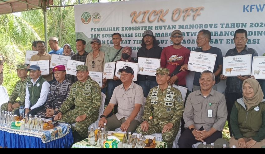 Satgas PKH Tumbangkan Pohon Kelapa Sawit Ilegal