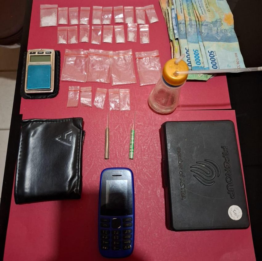 Digerebek Tengah Malam, 2 Pria dan Sabu 18 Paket Diciduk dari Rumah Sewa di Kampung Padang