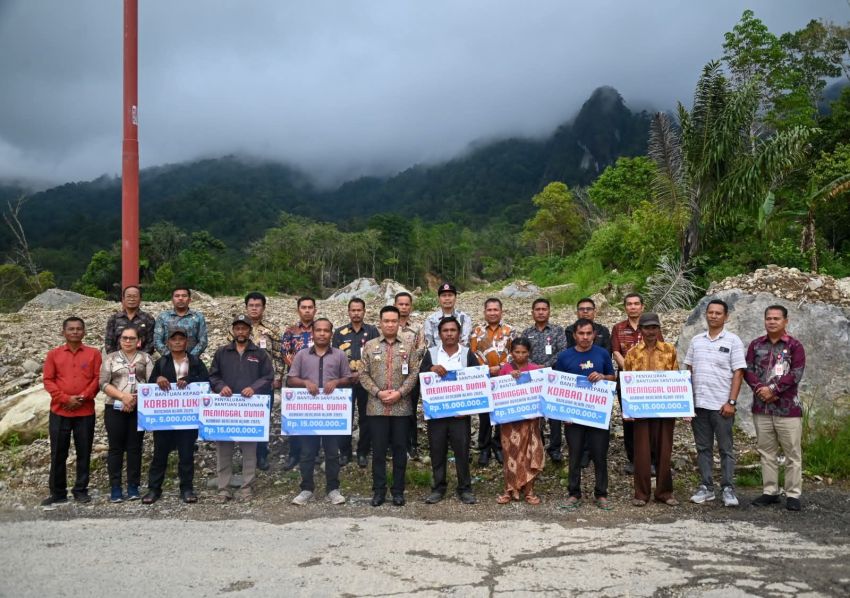 Bupati Humbahas Salurkan Santunan Korban Bencana di Pakkat