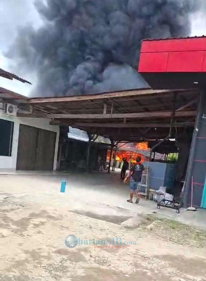 Gudang Mobil di Kisaran Terbakar, Belasan Kendaraan Hangus