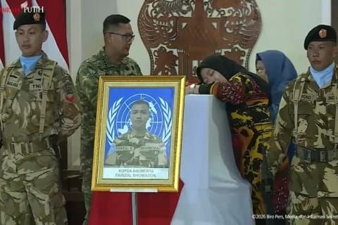 Jenazah 3 Prajurit TNI yang Gugur di Lebanon Tiba, Disambut Tangis Keluarga