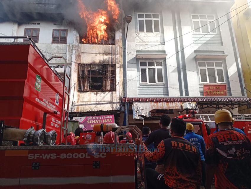 Api Membara, Toko Sepatu Tiga Lantai Ludes Terbakar di Pematangsiantar