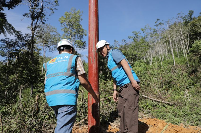 Hadapi Medan Terjal, PLN Bangun Jaringan Listrik Desa Patialo