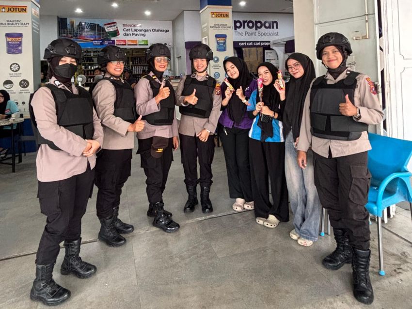 Tebar Bunga, Srikandi Polwan Siantar Patroli Humanis Sentuh Hati Masyarakat