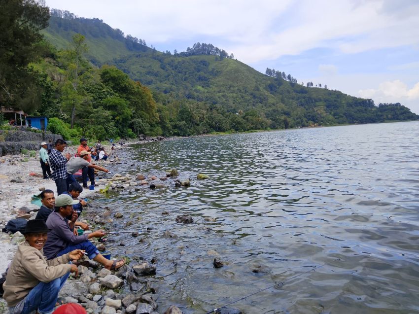 Seksi Bapa Jemaat GKPS Saribudolok Gelar Lomba Memancing di Danau Toba